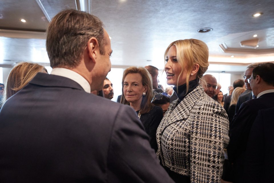 O Κυριάκος Μητσοτάκης συνομιλεί με την Ιβάνκα Τραμπ