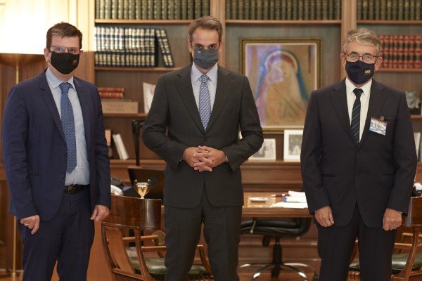 Ο Πρωθυπουργός Κυριάκος Μητσοτάκης με τον Πρόεδρο της Διοικούσας Επιτροπής του Ιδρύματος Θεοφανώ Σταύρο Ανδρεάδη (δεξιά) και τον επιστημονικό σύμβουλο του Ιδρύματος, καθηγητή Διεθνών Σχέσεων και βουλευτή της ΝΔ, Δημήτρη Καιρίδη (αριστερά)