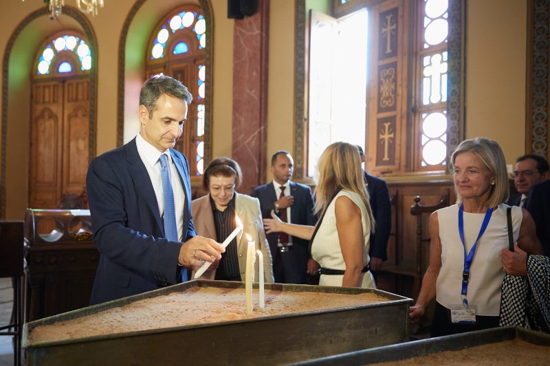 Ο Κυριάκος Μητσοτάκης ανάβει κερί στην Ι. Μ. Του Αγ. Γεωργίου στο Κάιρο 