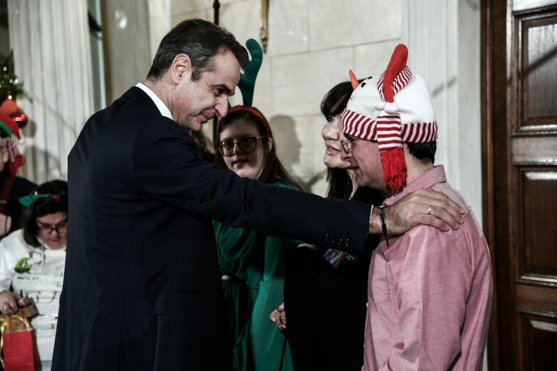 Τα Κάλαντα έψαλλαν στον Πρωθυπουργό παιδιά του Πανελλήνιου Συλλόγου Προσαρμοσμένων Δραστηριοτήτων «ΑΛΜΑ» /Φωτογραφία:EUROKINISSI/ΜΙΧΑΛΗΣ ΚΑΡΑΓΙΑΝΝΗΣ