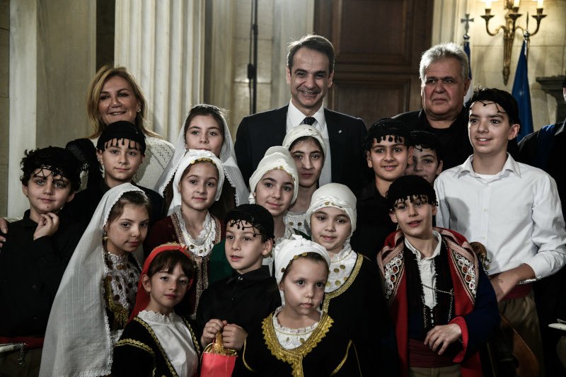 Φωτογραφίες με τα παιδιά από τις Ενώσεις Κρητικών / Φωτογραφία:EUROKINISSI/ΜΙΧΑΛΗΣ ΚΑΡΑΓΙΑΝΝΗΣ