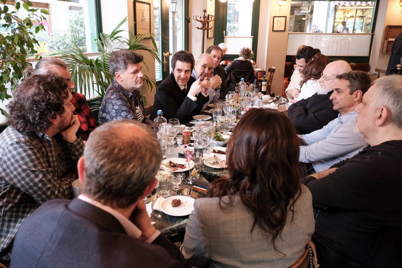 Οι δέκα καλλιτέχνες μιλούν με τον πρόεδρο της ΝΔ Κυριάκο Μητσοτάκη και την Ολγα Κεφαλογιάννη