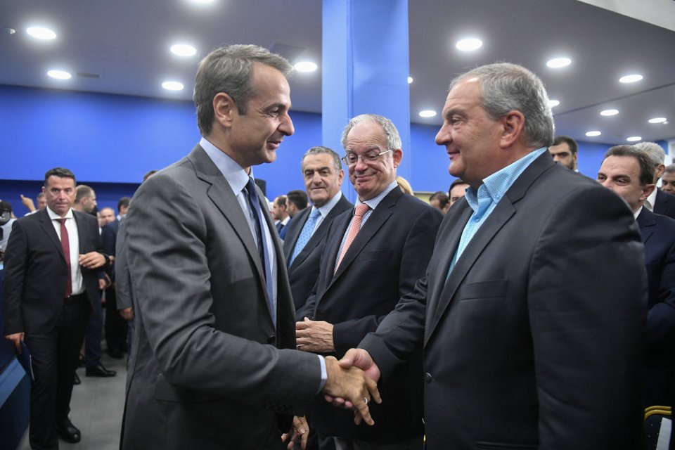 Ο πρωθυπουργός Κυριάκος Μητσοτάκης χαιρετά τον Κώστα Καραμανλή