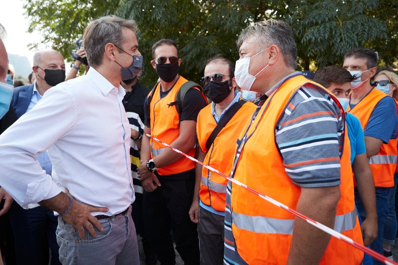 Ο Πρωθυπουργός συνομιλεί με δημοτικούς υπαλλήλους /Φωτογραφία: Γραφείο Τύπου Πρωθυπουργού