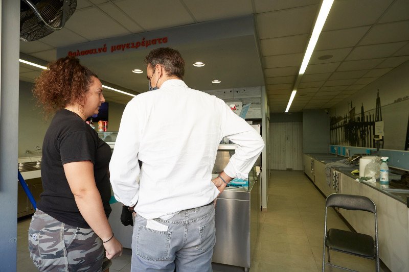 Ο πρωθυπουργός συνομιλεί με πολίτες στην Καρδίτσα / Φωτογραφία: Γραφείο Τύπου Πρωθυπουργού