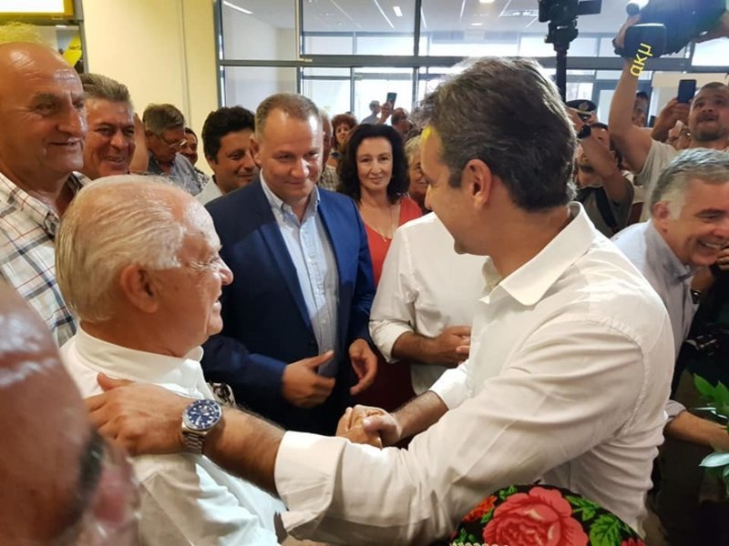 Ο Κυριάκος Μητσοτάκης έτυχε θερμής υποδοχής στο αεροδρόμιο / Φωτογραφία: RODIAKI.GR