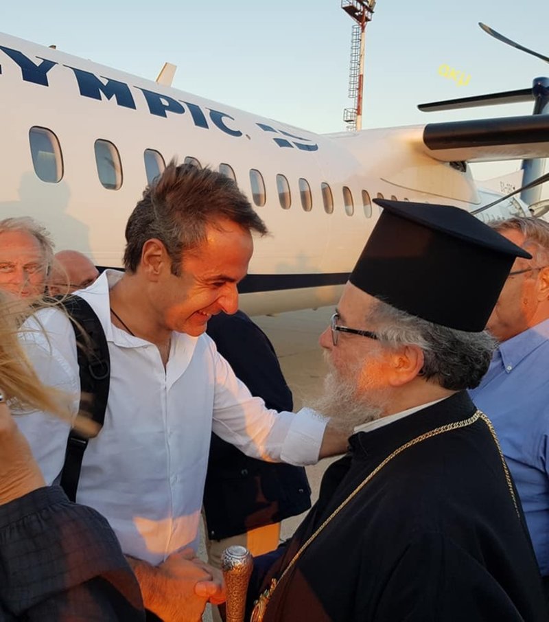 Στιγμιότυπο από την άφιξη του πρωθυπουργού στην Κάρπαθο / Φωτογραφία: RODIAKI.GR