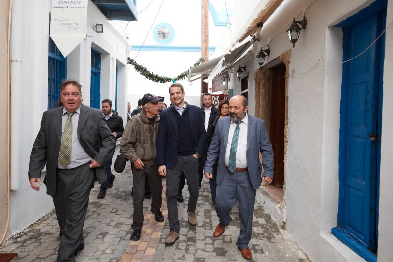 Ο Κ. Μητσοτάκης περπάτησε στα σοκάκι του νησιού και συνομίλησε με κατοίκους / Φωτογραφία: Εurokinissi