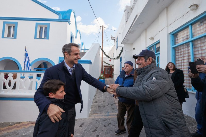Μια αγκαλιά σε έναν πιτσιρικά και μια θερμή χειραψία με κάτοικο του νησιού / Φωτογραφία: Eurokinissi