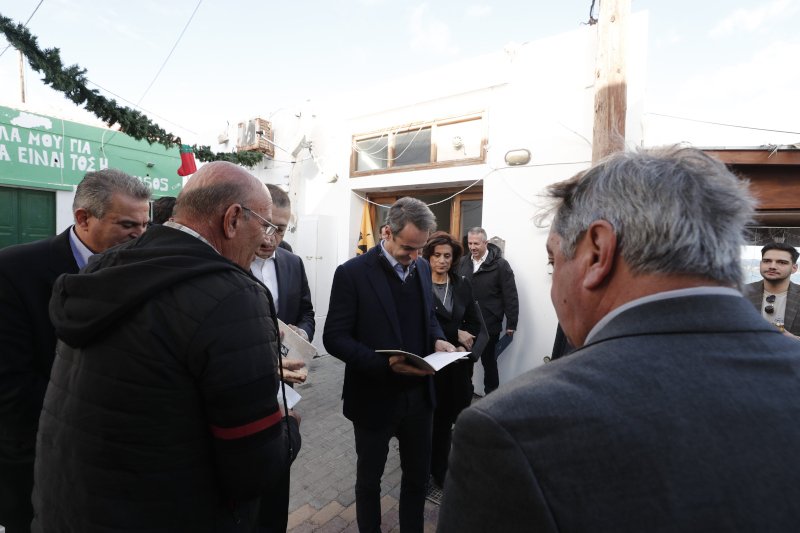 Ο Κυριάκος Μητσοτάκης είχε την ευκαιρία να συνομιλήσει με κατοίκους του νησιού / Φωτογραφία: ΓΡΑΦΕΙΟ ΤΥΠΟΥ ΠΡΩΘΥΠΟΥΡΓΟΥ/ΔΗΜΗΤΡΗΣ ΠΑΠΑΜΗΤΣΟΣ