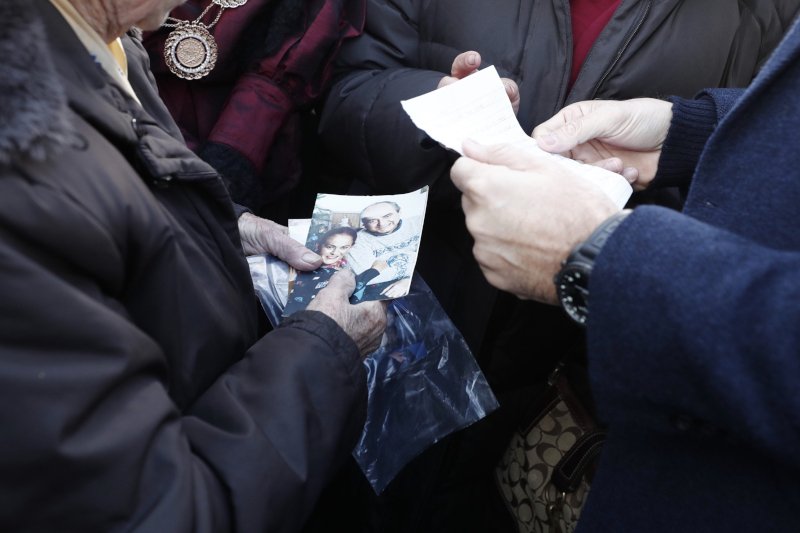 Κάτοικος της Κάσου δείχνει στον Πρωθυπουργό φωτογραφία των γονιών του/ Φωτογραφία: ΓΡΑΦΕΙΟ ΤΥΠΟΥ ΠΡΩΘΥΠΟΥΡΓΟΥ/ΔΗΜΗΤΡΗΣ ΠΑΠΑΜΗΤΣΟΣ