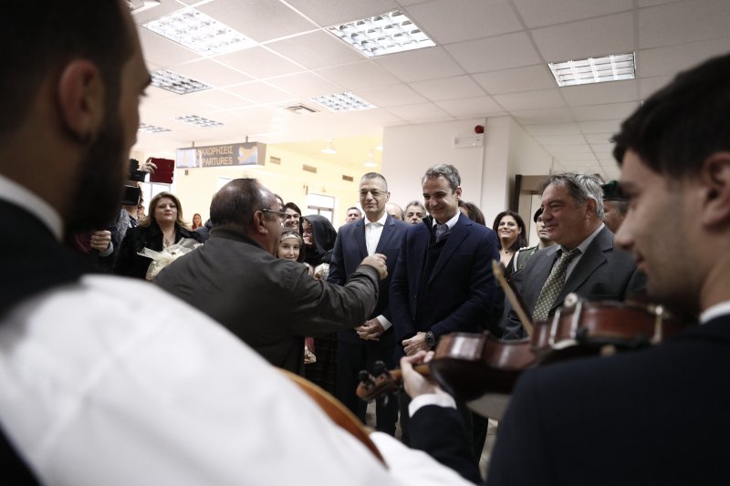Τον Πρωθυπουργό υποδέχθηκαν κάτοικοι της Κάσου Φωτογραφία:ΓΡΑΦΕΙΟ ΤΥΠΟΥ ΠΡΩΘΥΠΟΥΡΓΟΥ/ΔΗΜΗΤΡΗΣ ΠΑΠΑΜΗΤΣΟΣ