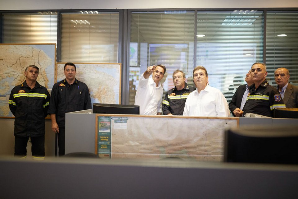 Ο Κυριάκος Μητσοτάκης στο κέντρο επιχειρήσεων της Πυροσβεστικής
