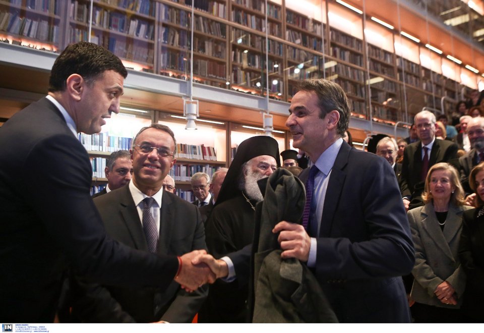 Ο Βασίλης Κικίλιας χαιρετάει τον Κυριάκο Μητσοτάκη -Φωτογραφία: Intime