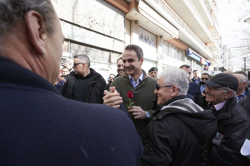 Χαμόγελα στην Αλεξανδρούπολη. Πολίτες χάρισαν στον πρωθυπουργό ένα κόκκινο τριαντάφυλλο