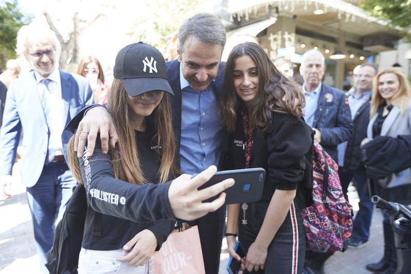 Νεαρές ζήτηααν να βγάλουν σέλφι με τον πρόεδρο της ΝΔ
