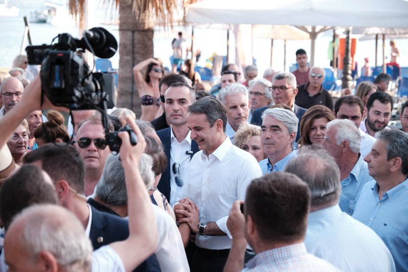 Κόσμος δίπλα στον Κυριάκο Μητσοτάκη