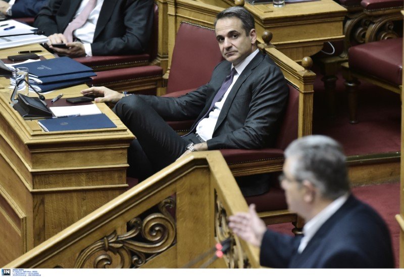 Ο πρωθυπουργός Κυριάκος Μητσοτάκης παρακολουθεί τον γγ του ΚΚΕ Δημήτρη Κουτσούμπα να αγορεύει