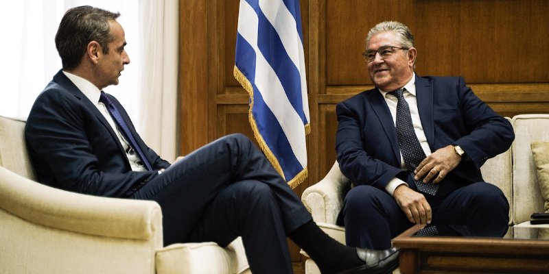 Μητσοτάκης και Κουτσούμπας στον καναπέ του πρωθυπουργικού γραφείου στη Βουλή