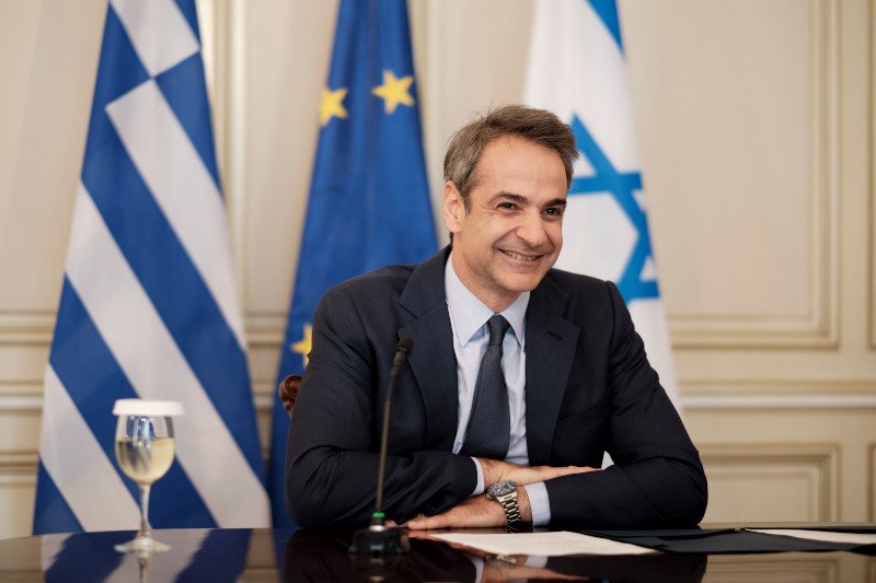Το ποτήρι με το λευκό κρασί δίπλα στον πρωθυπουργό