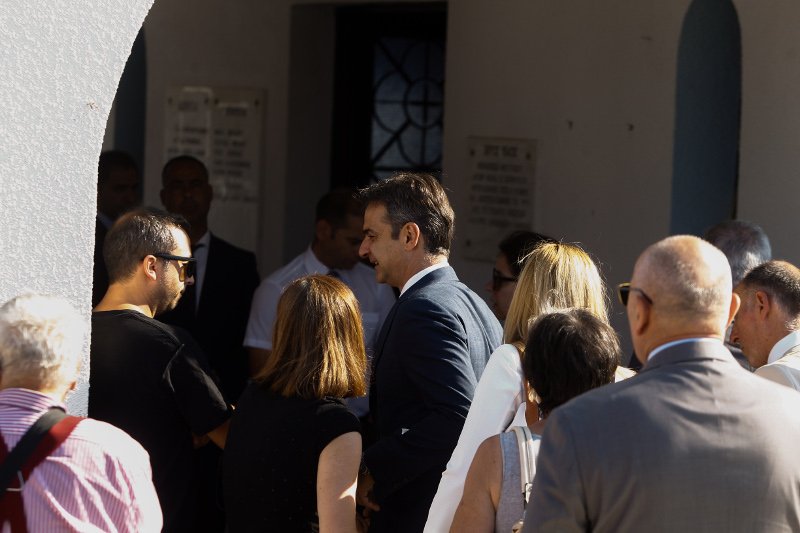 Η στιγμή της άφιξης του πρωθυπουργού στο ναό της Κοίμησης της Θεοτόκου στο Μάτι για το μνημόσυνο των 102 θυμάτων / Φωτογραφία: EUROKINISSI/ ΘΑΝΑΣΗΣ ΔΗΜΟΠΟΥΛΟΣ