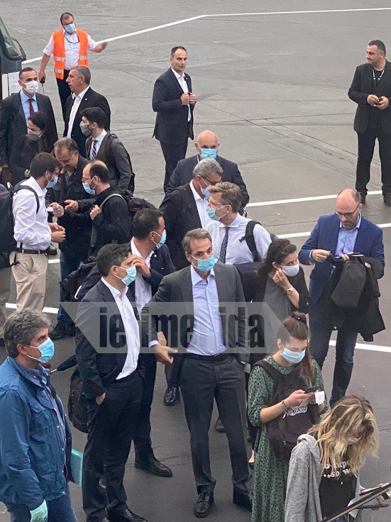 Ο πρωθυπουργός συνομιλεί με τον Χρίστο Δήμα