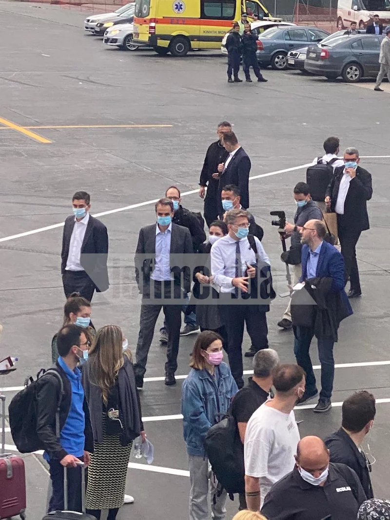 Ο πρωθυπουργός Κυριάκος Μητσοτάκης στο αεροδρόμιο Μακεδονία