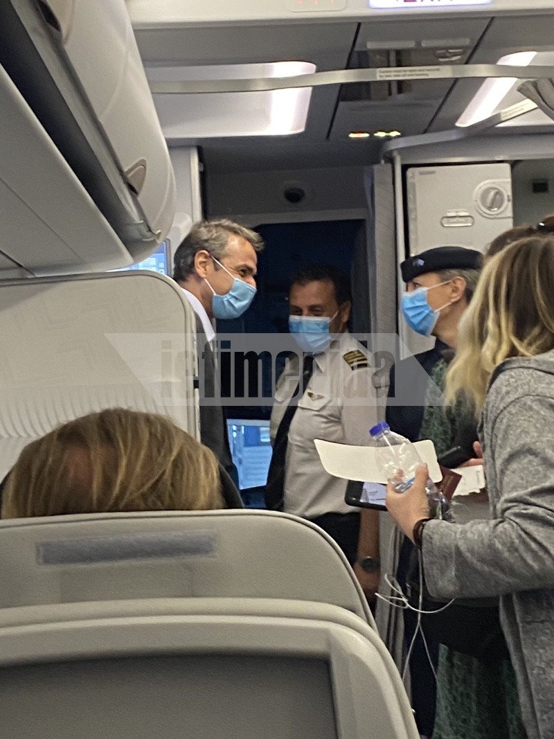 Ο Κυριάκος Μητσοτάκης χαιρετάει το πλήρωμα της πτήσης