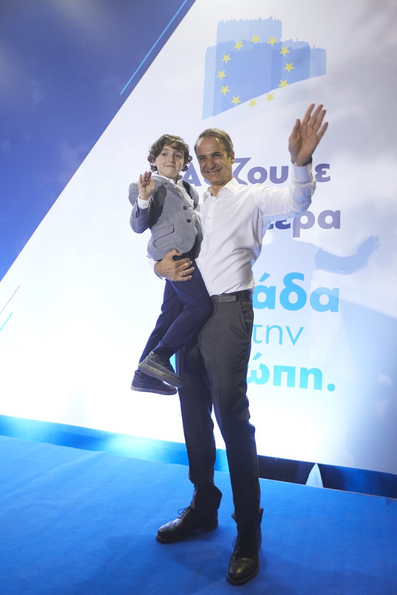 Ο Κυριάκος Μητσοτάκης κρατά στην αγκαλιά του ένα μικρό παιδί μετά το τέλος της ομιλίας του στη Λάρισα