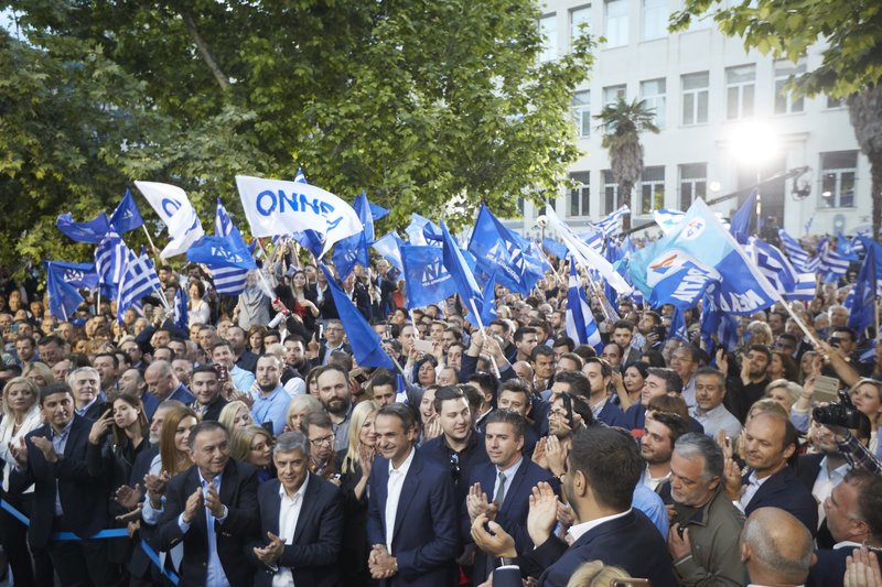Ο Κυριάκος Μητσοτάκης προσέρχεται στο βήμα της ομιλίας του στη Λάρισα