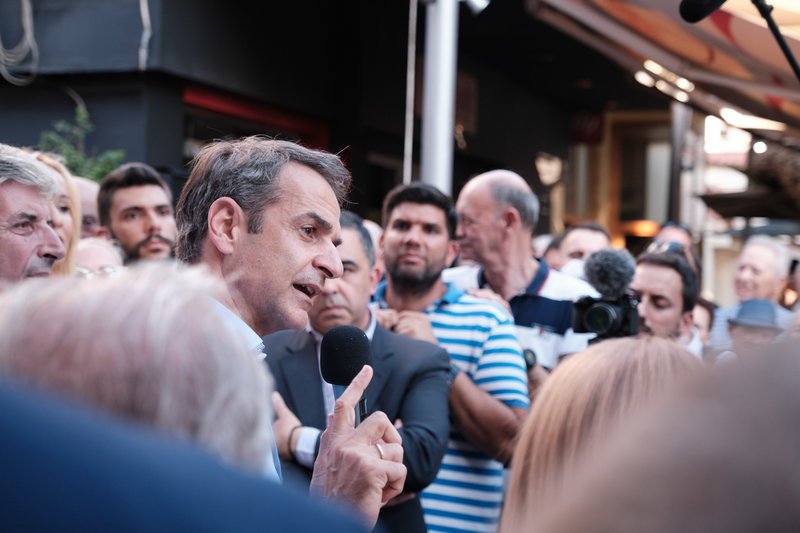 Ο Κυριάκος Μητσοτάκης συνομιλεί με κατοίκους της ανατολικής Αττικής