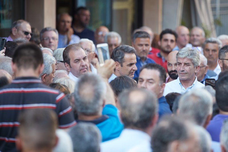 Ο Κυριάκος Μητσοτάκης με κατοίκους της ανατολικής Αττικής