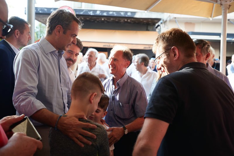 Ο Κυριάκος Μητσοτάκης κατά την περιοδεία του στην ανατολική Αττική