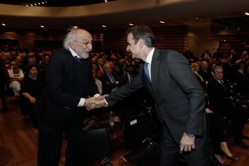 Ο Αλέξανδρος Λυκουρέζος χαιρετά τον Κυριάκο Μητσοτάκη