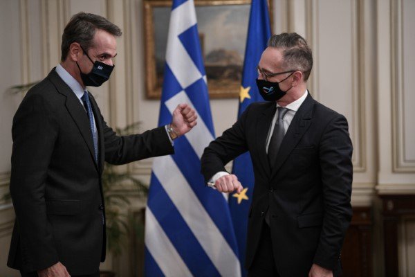 Μητσοτάκης και Μάας χαιρετιούνται με αγκώνες