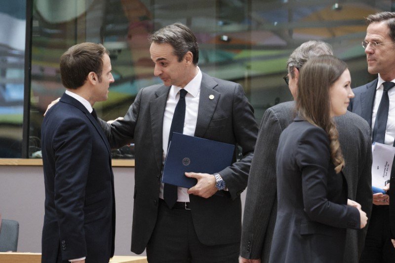 Θερμό ενσταντανέ Μητσοτάκη με τον Εμανουέλ Μακρόν