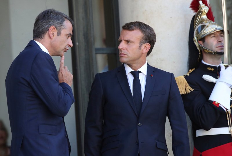 Κυριάκος Μητσοτάκης και Εμανουέλ Μακρόν στο Ελιζέ --AP Photo/Daniel Cole