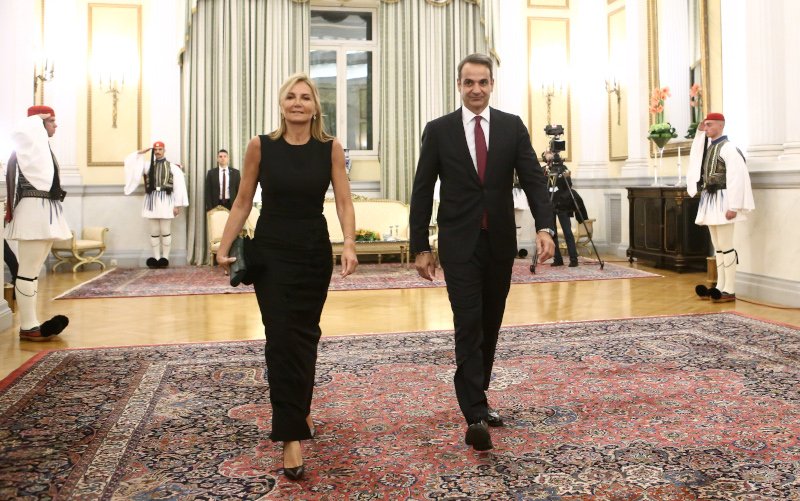 Ο Κυριάκος Μητσοτάκης με τη Μαρέβα στο Προεδρικό Μέγαρο, προσέρχονται στο δείπνο -Φωτογραφία: