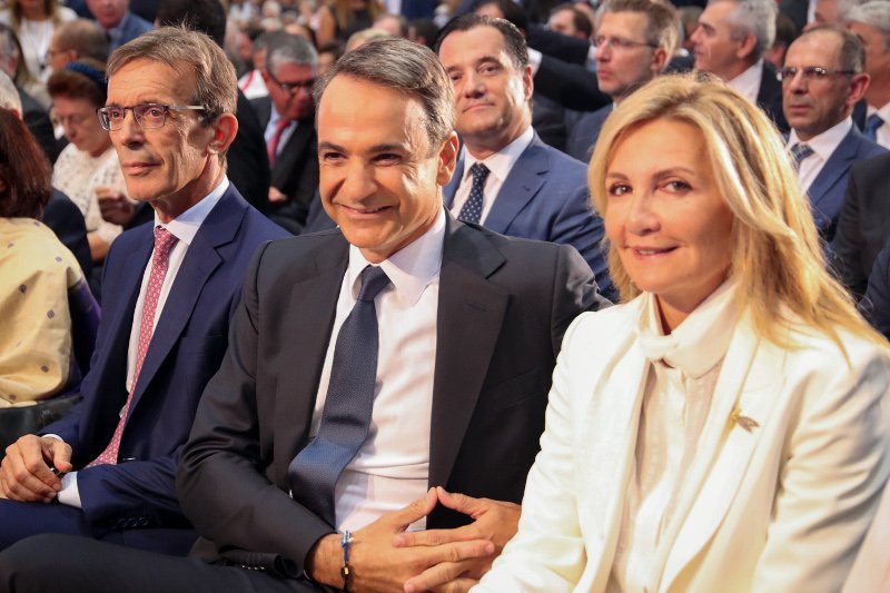 O Κυριάκος Μητσοτάκης με τη σύζυγό του, Μαρέβα, λίγο πριν από την ομιλία του στη ΔΕΘ