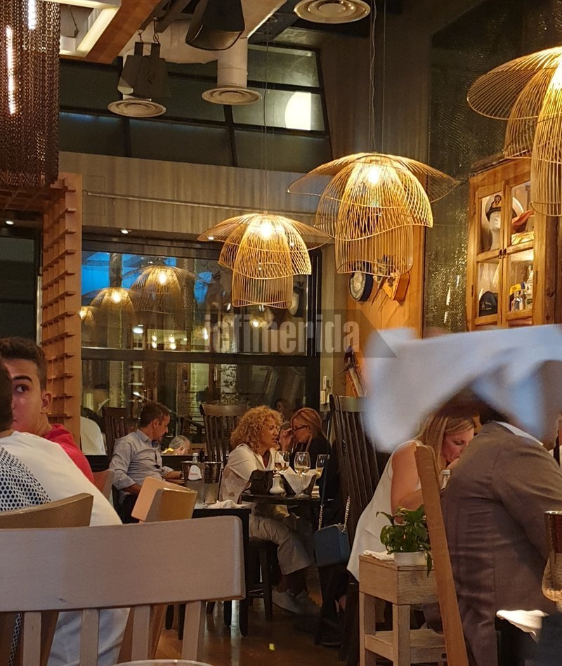 Ο Κυριάκος Μητσοτάκης κάθισε σε γωνιακό τραπέζι με τη σύζυγό του, Μαρέβα.