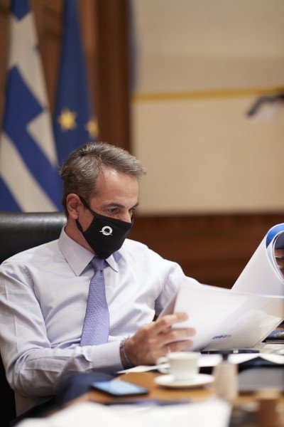 Ο Πρωθυπουργός παρέλαβε μια μάσκα με το σήμα της ΟΝΝΕΔ την οποία φόρεσε