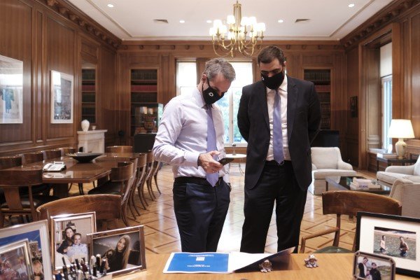 Ο πρωθυπουργός Κυριάκος Μητσοτάκης και ο πρόεδρος της ΟΝΝΕΔ Παύλος Μαρινάκης