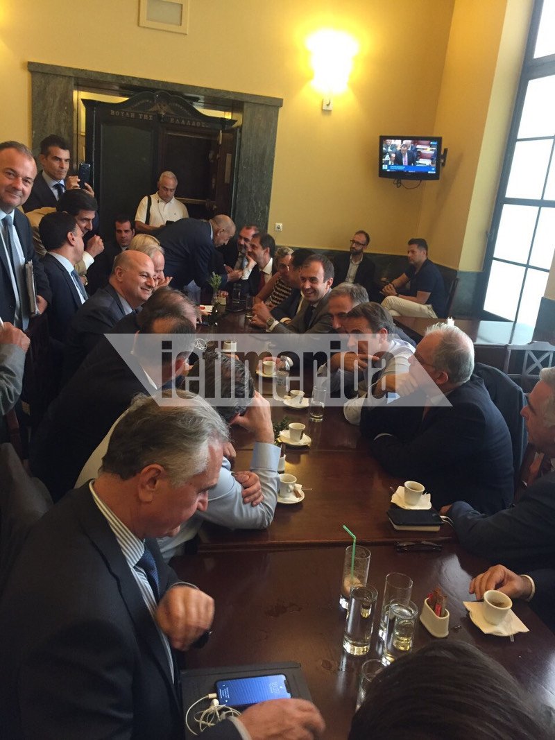 Ο Κυριάκος Μητσοτάκης με βουλευτές της ΝΔ