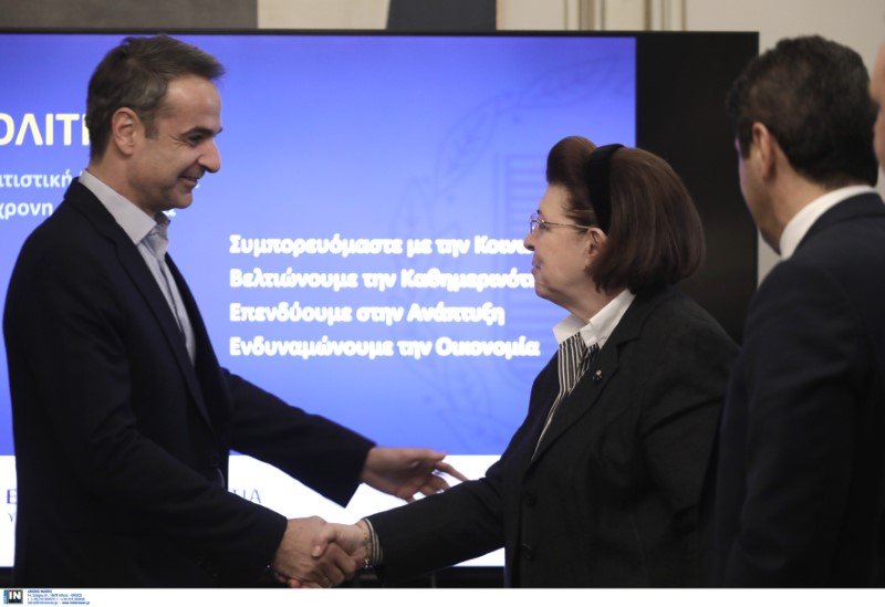 Ο Κυριάκος Μητσοτάκης χαιρετά την Λίνα Μενδώνη -Φωτογραφία: Intimenews/ΛΙΑΚΟΣ ΓΙΑΝΝΗΣ