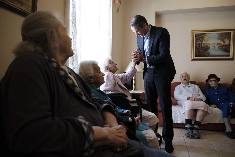 Ο Κυριάκος Μητσοτάκης συνάντησσε ηλικιωμένες γυναίκες