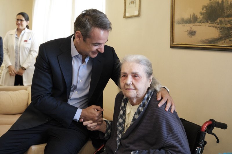 Ο πρόεδρος της ΝΔ αγκαλιάζει μια ηλικιωμένη γυναίκα