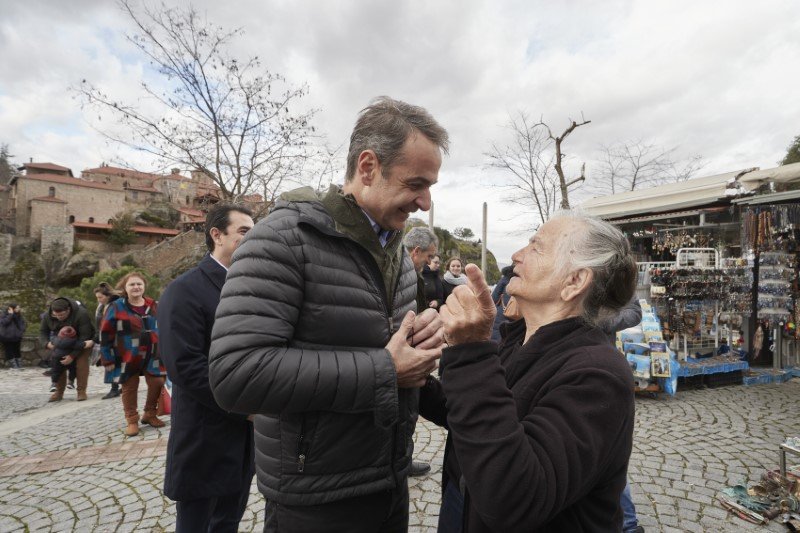 Συνομιλία με πολίτη στην πλατεία /Φωτογραφία: Γραφείο Τύπου Πρωθυπουργού /Δημήτρης Παπαμήτσος