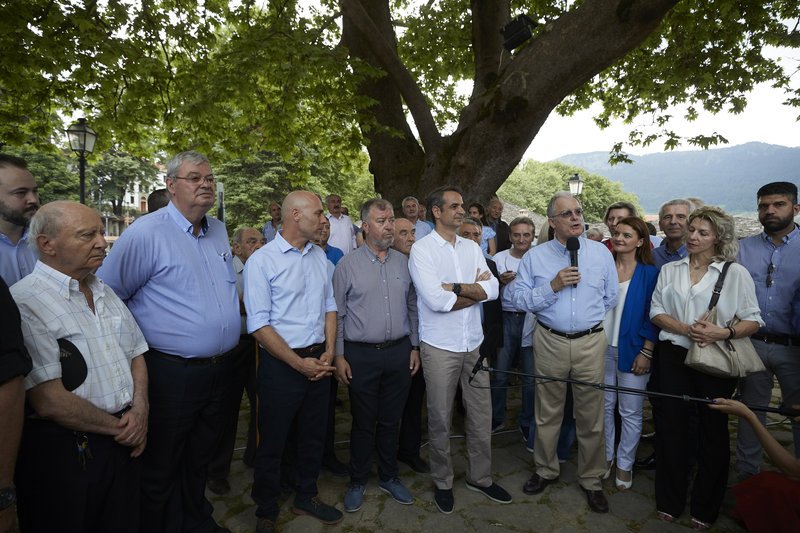 Ο Κυριάκος Μητσοτάκης στο Μέτσοβο, δεξιά του ο Κ. Τασούλας