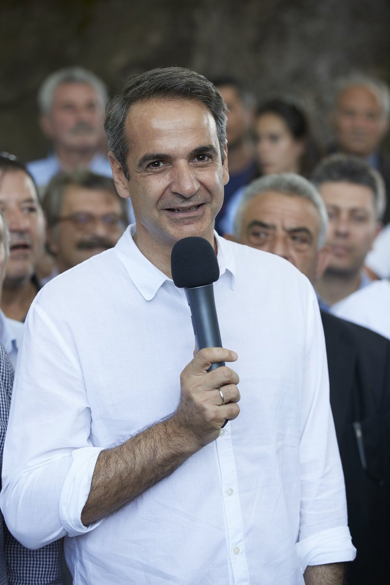 Ο Κυριάκος Μητσοτάκης μιλά σε συγκεντρωμένους στο Μέτσοβο