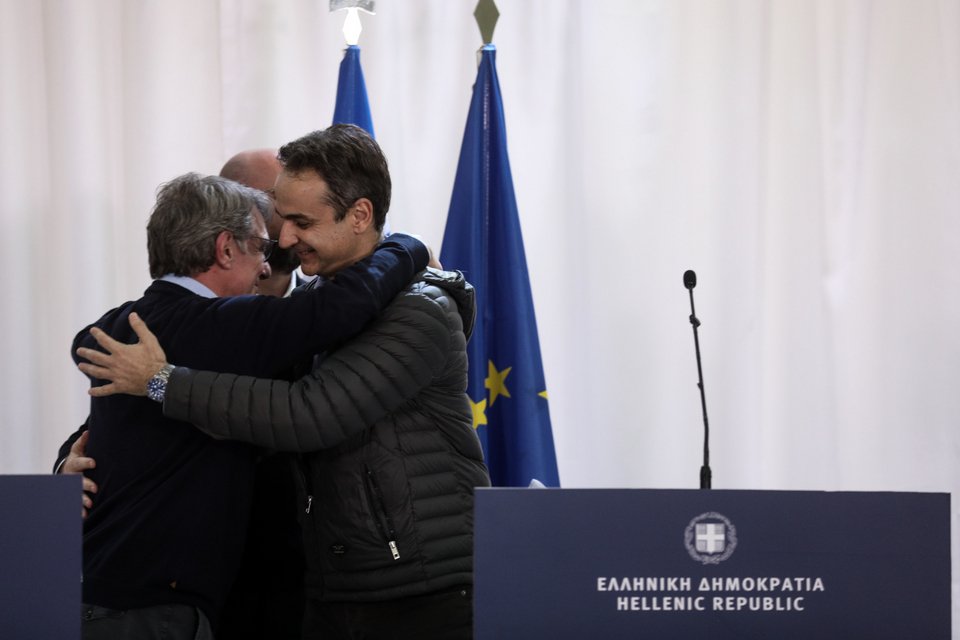 Ο Κυριάκος Μητσοτάκης αγκαλιά με Μισέλ και Σασόλι αγκαλιάζονται